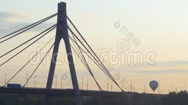热气球飞过基辅的桥。 美丽的日出图片